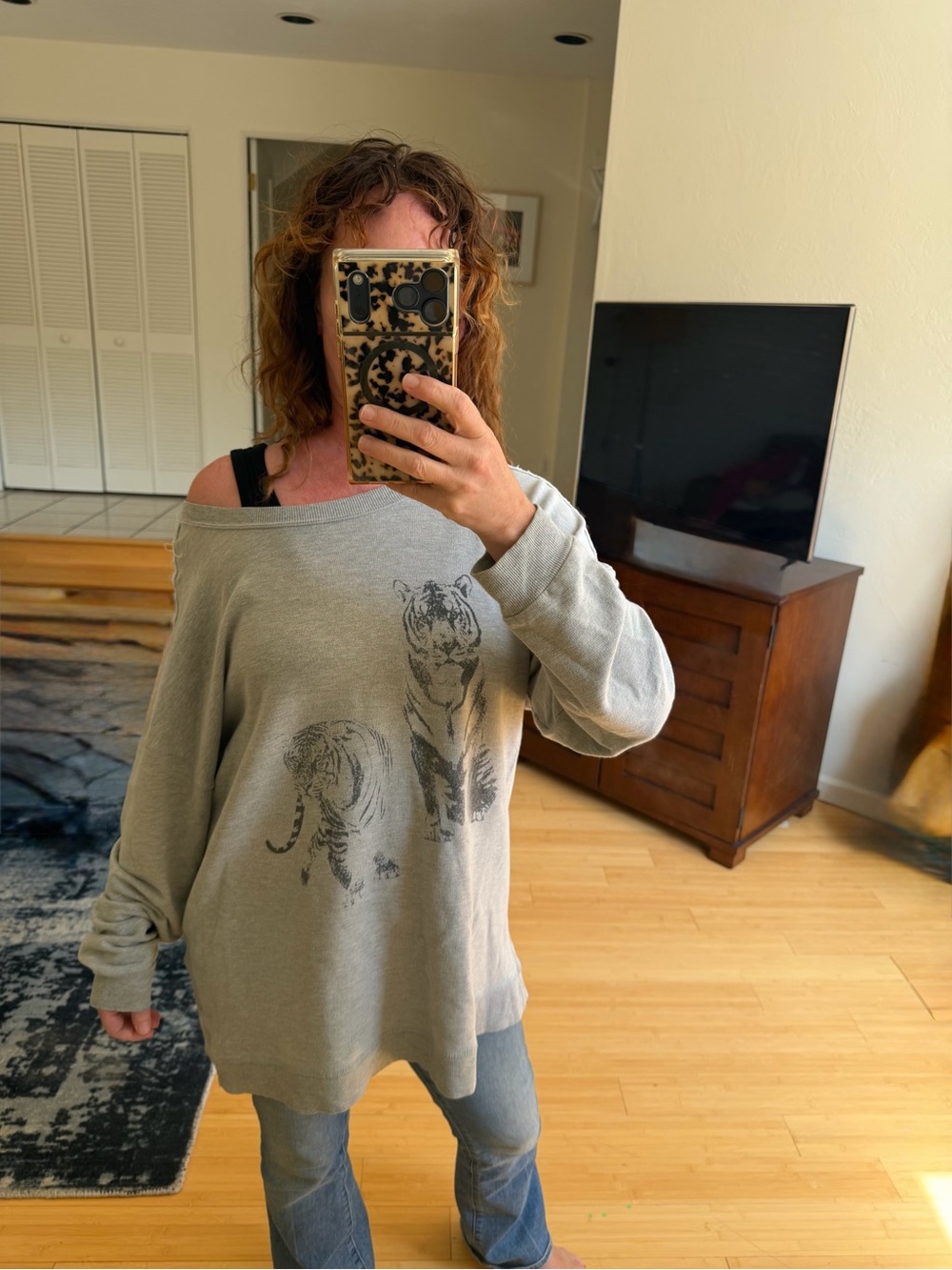 Casual Off-Shoulder Tiger Graphic Sweatshirt - Gray